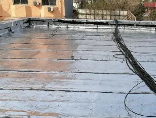 张家界市卫生间漏水维修公司分享下张家界市屋面楼顶防水刚性防水层施工要点。